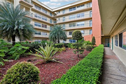 Condo in Hialeah, Florida, 2 bedrooms  № 1764114 - photo 1