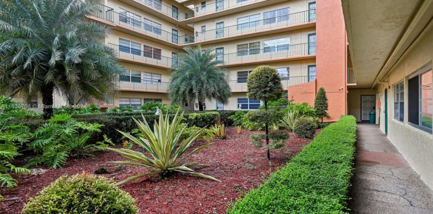 Condo in Hialeah, Florida, 2 bedrooms  № 1764114