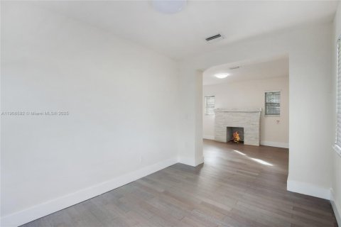 Villa ou maison à louer à Miami, Floride: 3 chambres, 133.04 m2 № 1957126 - photo 4