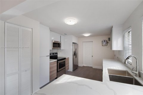 Villa ou maison à louer à Miami, Floride: 3 chambres, 133.04 m2 № 1957126 - photo 6