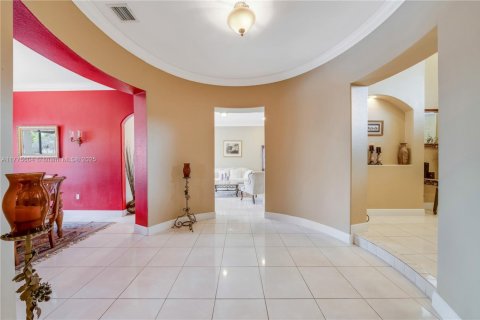 House in Miami, Florida 5 bedrooms, 346.25 sq.m. № 1696606 - photo 8