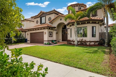 House in Miami, Florida 5 bedrooms, 346.25 sq.m. № 1696606 - photo 3