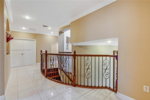 House in Miami, Florida 5 bedrooms, 346.25 sq.m. № 1696606 - photo 26