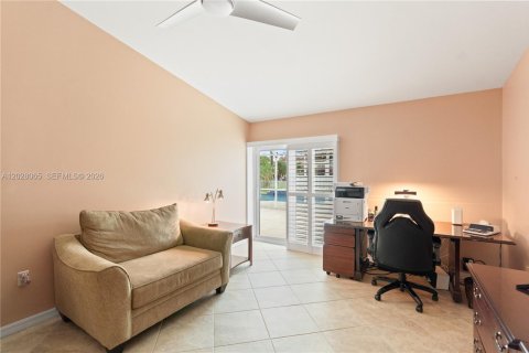 House in Pembroke Pines, Florida 3 bedrooms, 180.6 sq.m. № 2088402 - photo 16
