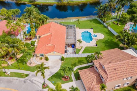 House in Pembroke Pines, Florida 3 bedrooms, 180.6 sq.m. № 2088402 - photo 2