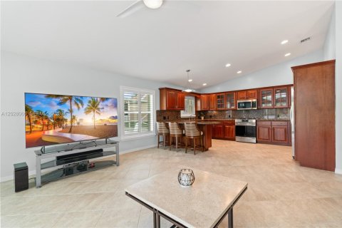 House in Pembroke Pines, Florida 3 bedrooms, 180.6 sq.m. № 2088402 - photo 9