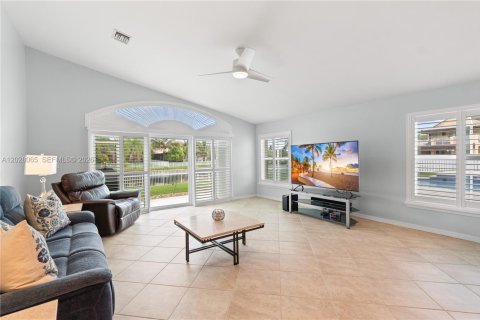 House in Pembroke Pines, Florida 3 bedrooms, 180.6 sq.m. № 2088402 - photo 5