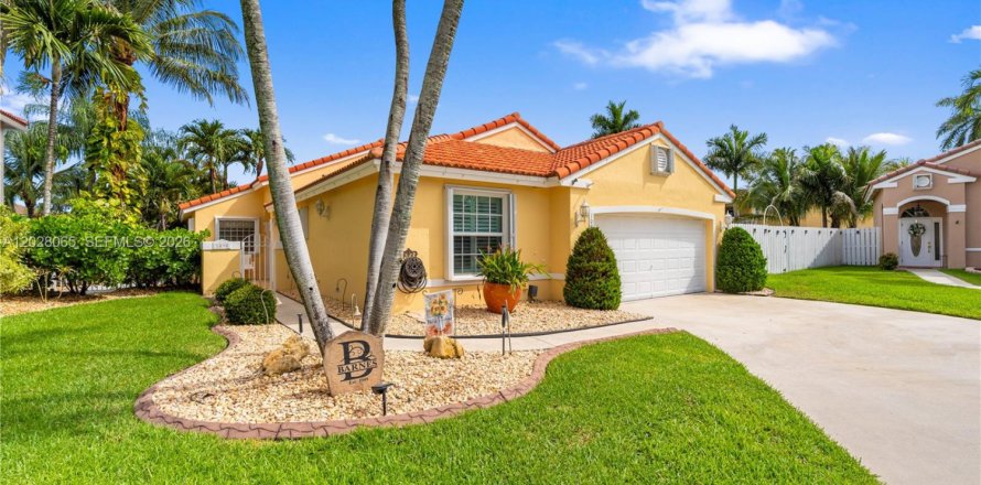 House in Pembroke Pines, Florida 3 bedrooms, 180.6 sq.m. № 2088402