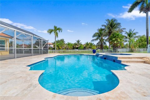 House in Pembroke Pines, Florida 3 bedrooms, 180.6 sq.m. № 2088402 - photo 3
