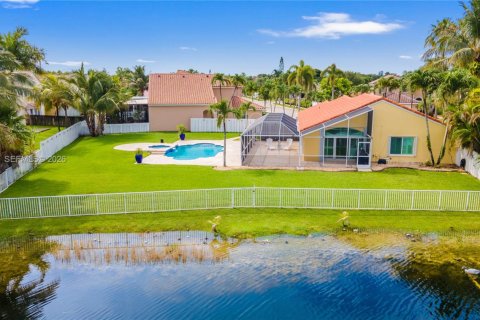 House in Pembroke Pines, Florida 3 bedrooms, 180.6 sq.m. № 2088402 - photo 6