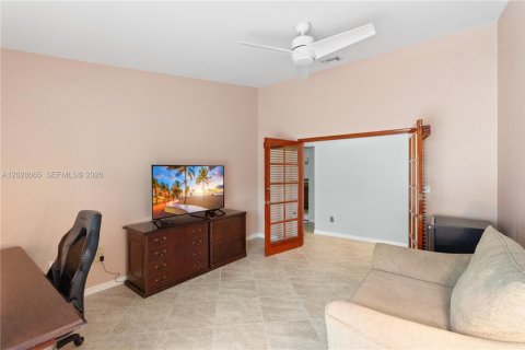 House in Pembroke Pines, Florida 3 bedrooms, 180.6 sq.m. № 2088402 - photo 17