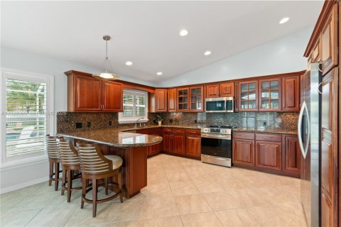 House in Pembroke Pines, Florida 3 bedrooms, 180.6 sq.m. № 2088402 - photo 11