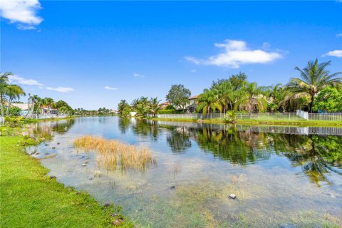 House in Pembroke Pines, Florida 3 bedrooms, 180.6 sq.m. № 2088402 - photo 30