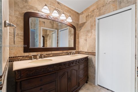 House in Pembroke Pines, Florida 3 bedrooms, 180.6 sq.m. № 2088402 - photo 15