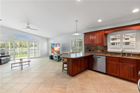 House in Pembroke Pines, Florida 3 bedrooms, 180.6 sq.m. № 2088402 - photo 10