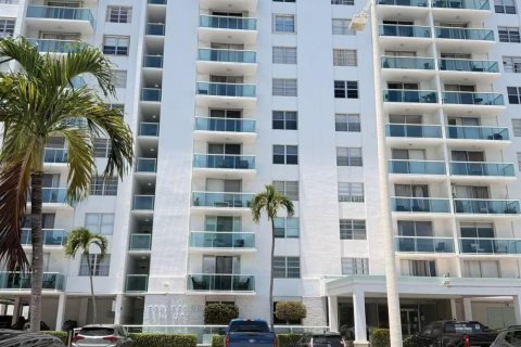 Condo in North Miami Beach, Florida, 2 bedrooms  № 2173446