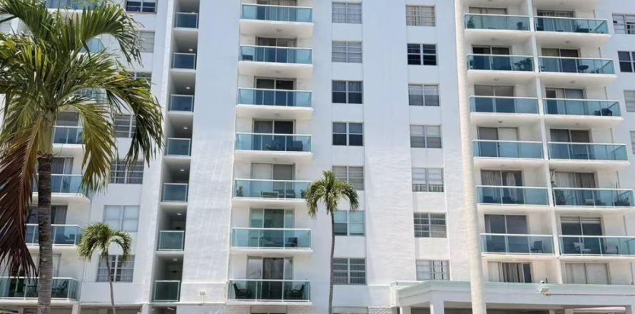 Condo in North Miami Beach, Florida, 2 bedrooms  № 2173446
