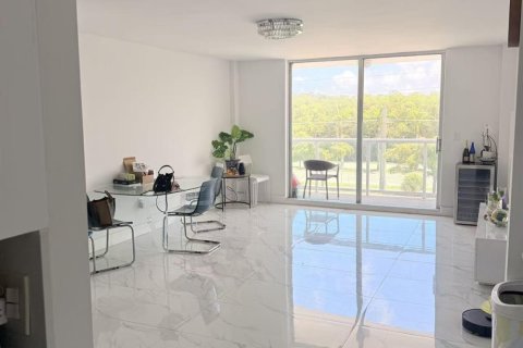 Condo in North Miami Beach, Florida, 2 bedrooms  № 2173446 - photo 2