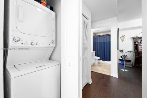 Condo in North Bay Village, Florida, 2 bedrooms  № 1708212 - photo 18