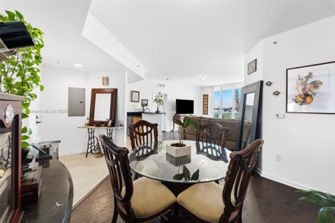 Condo in North Bay Village, Florida, 2 bedrooms  № 1708212 - photo 8