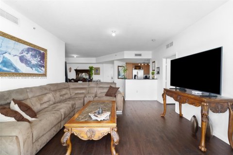 Condo in North Bay Village, Florida, 2 bedrooms  № 1708212 - photo 10