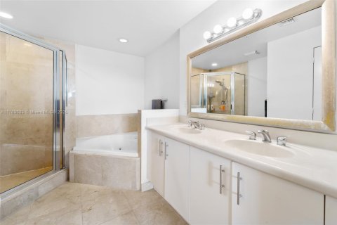 Condo in North Bay Village, Florida, 2 bedrooms  № 1708212 - photo 15