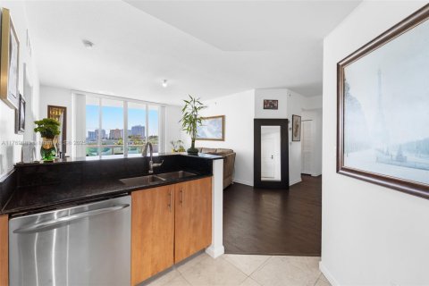 Condo in North Bay Village, Florida, 2 bedrooms  № 1708212 - photo 12
