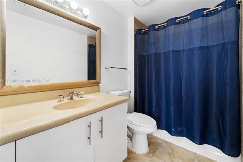 Condo in North Bay Village, Florida, 2 bedrooms  № 1708212 - photo 17