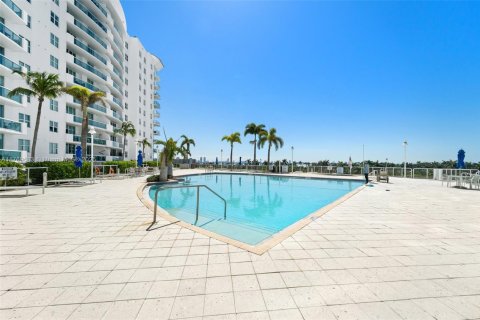 Condo in North Bay Village, Florida, 2 bedrooms  № 1708212 - photo 19
