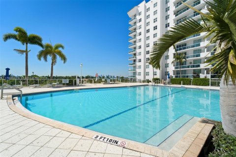 Condo in North Bay Village, Florida, 2 bedrooms  № 1708212 - photo 20
