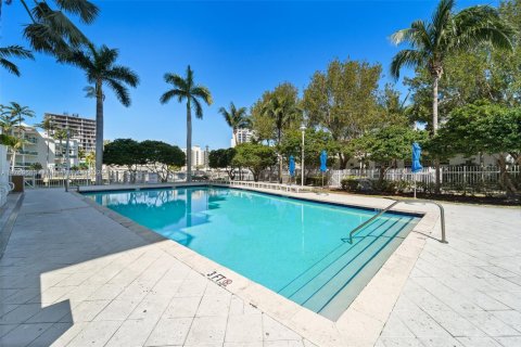 Condo in North Bay Village, Florida, 2 bedrooms  № 1708212 - photo 24