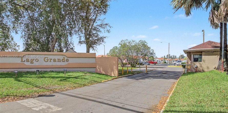 Condominio en Hialeah, Florida, 2 dormitorios  № 2043744