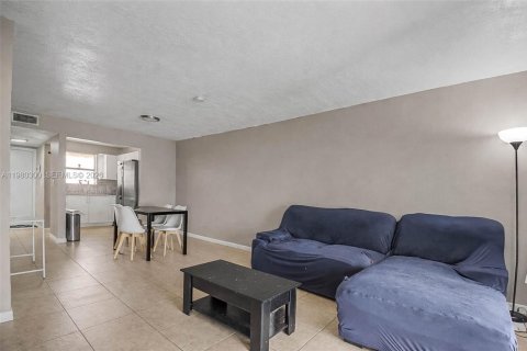 Condominio en venta en Hialeah, Florida, 2 dormitorios, 71.53 m2 № 2043744 - foto 6