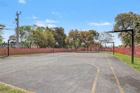 Condominio en venta en Hialeah, Florida, 2 dormitorios, 71.53 m2 № 2043744 - foto 27