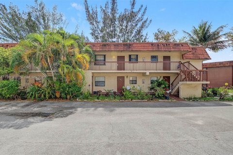 Condominio en venta en Hialeah, Florida, 2 dormitorios, 71.53 m2 № 2043744 - foto 2