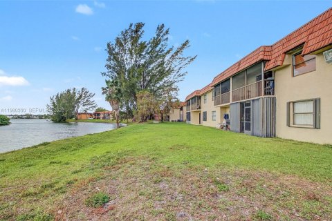 Condominio en venta en Hialeah, Florida, 2 dormitorios, 71.53 m2 № 2043744 - foto 25