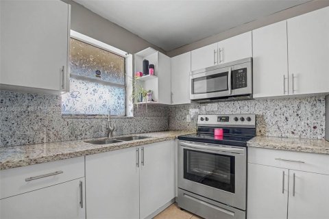 Condominio en venta en Hialeah, Florida, 2 dormitorios, 71.53 m2 № 2043744 - foto 4