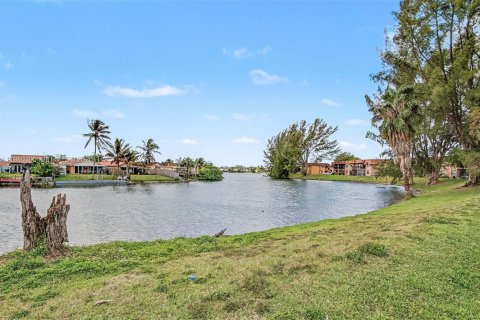 Condominio en venta en Hialeah, Florida, 2 dormitorios, 71.53 m2 № 2043744 - foto 20