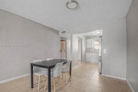 Condominio en venta en Hialeah, Florida, 2 dormitorios, 71.53 m2 № 2043744 - foto 10
