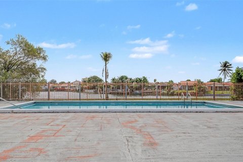 Condominio en venta en Hialeah, Florida, 2 dormitorios, 71.53 m2 № 2043744 - foto 26