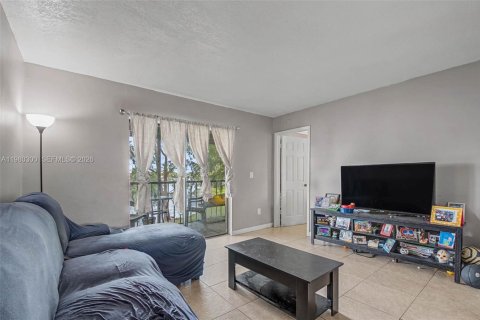 Condominio en venta en Hialeah, Florida, 2 dormitorios, 71.53 m2 № 2043744 - foto 8