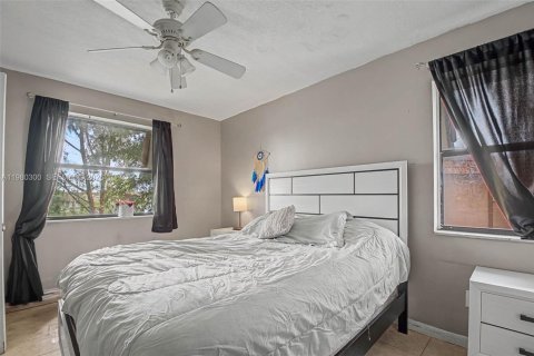 Condominio en venta en Hialeah, Florida, 2 dormitorios, 71.53 m2 № 2043744 - foto 12