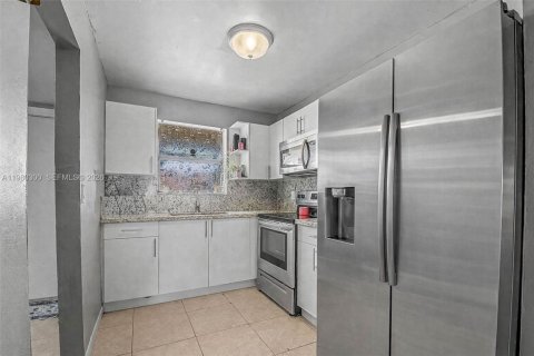 Condominio en venta en Hialeah, Florida, 2 dormitorios, 71.53 m2 № 2043744 - foto 5