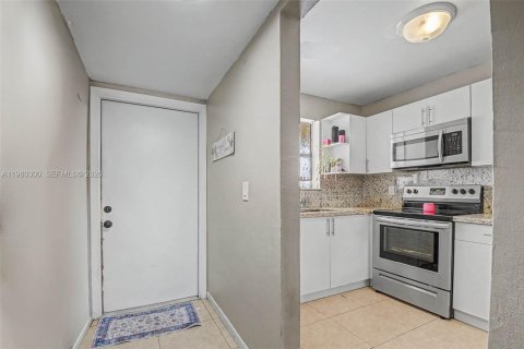 Condominio en venta en Hialeah, Florida, 2 dormitorios, 71.53 m2 № 2043744 - foto 3