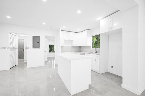 House in Miami, Florida 2 bedrooms, 98.1 sq.m. № 1890263 - photo 25