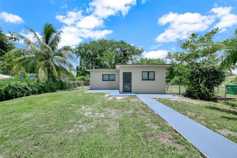 House in Miami, Florida 2 bedrooms, 98.1 sq.m. № 1890263 - photo 1