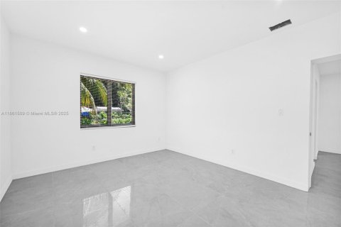 House in Miami, Florida 2 bedrooms, 98.1 sq.m. № 1890263 - photo 3
