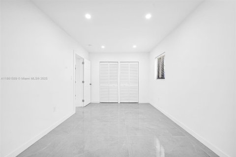 House in Miami, Florida 2 bedrooms, 98.1 sq.m. № 1890263 - photo 11