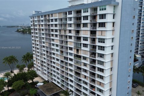 Condominio en venta en North Bay Village, Florida, 2 dormitorios, 125.98 m2 № 1978585 - foto 2