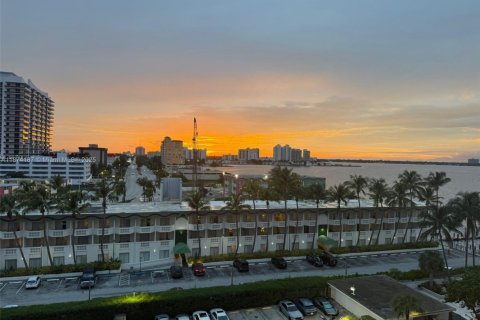 Condominio en venta en North Bay Village, Florida, 2 dormitorios, 125.98 m2 № 1978585 - foto 1